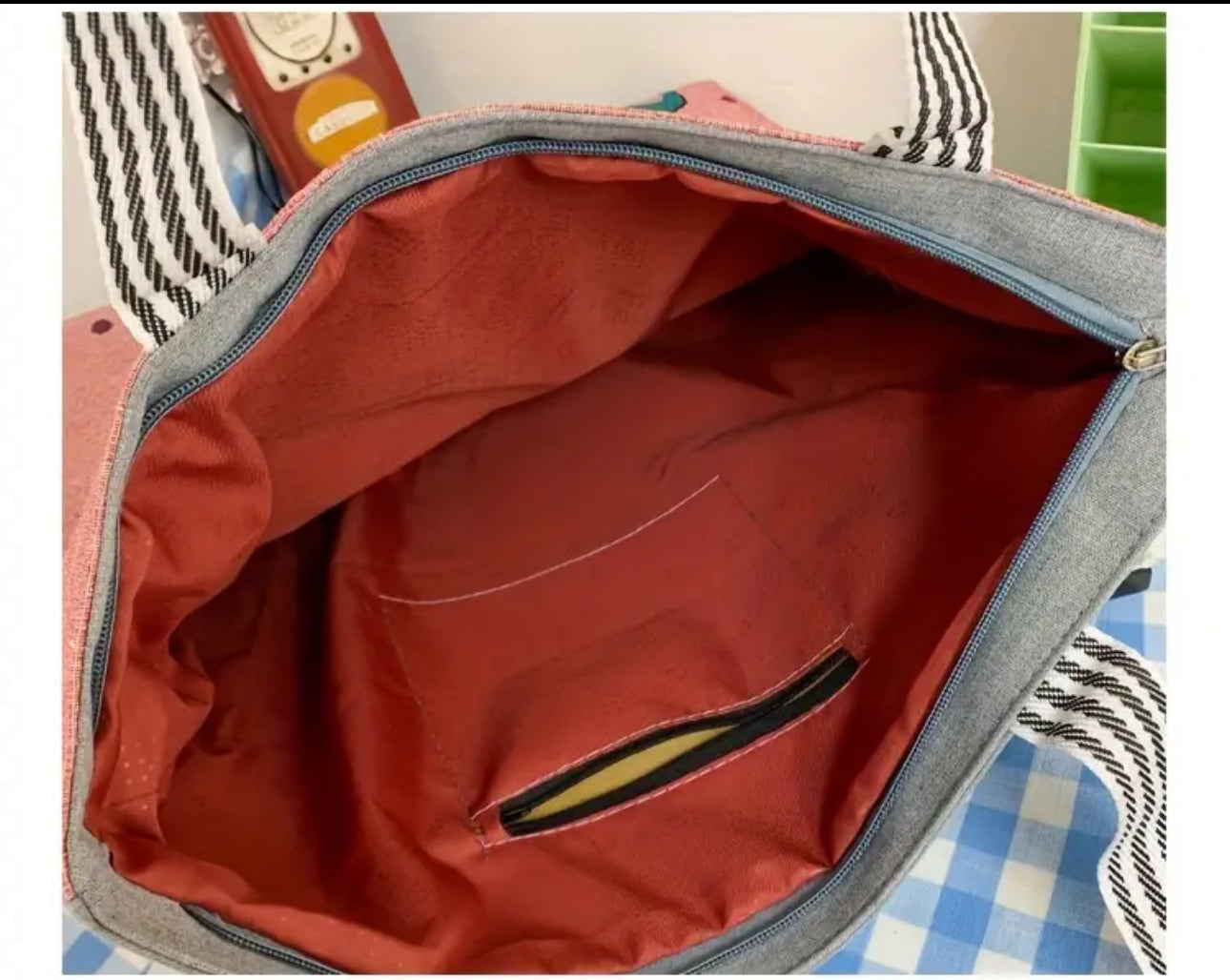 Cat and stars tote (The inside comes in different colors, inside pocket and zipper closure. )